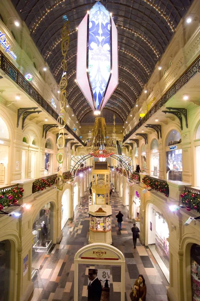 Interior de Navidad de la GUM en la noche, vista desde arriba, MOSCÚ, RUSIA — Foto de Stock