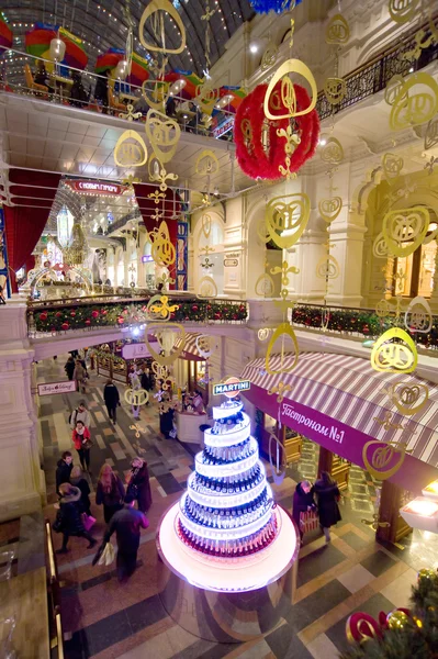 El interior de la tienda principal del departamento (GUM), decorado para la noche de Año Nuevo de vacaciones, vista desde arriba, MOSCÚ, RUSIA —  Fotos de Stock