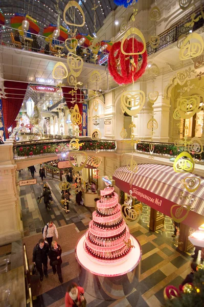 El interior de la Tienda Principal de Departamentos (GUM), decorado para la noche de Año Nuevo, MOSCÚ, RUSIA — Foto de Stock