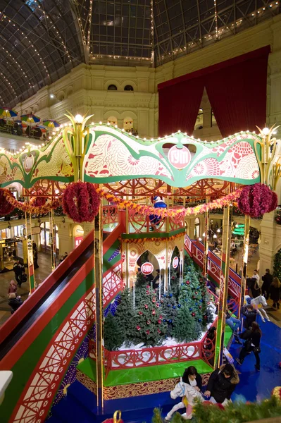 Het interieur van de Main Department Store (Gum), ingericht voor de avond van de vakantie, bekijken above, Moskou, Rusland — Stockfoto