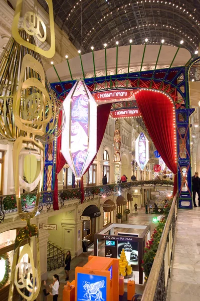 O interior da Loja de Departamento Principal (GUM), decorado para as férias, vista de cima, MOSCOW, RUSSIA — Fotografia de Stock