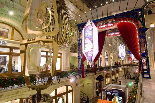 Wnętrze z głównego Department Store (Gum), urządzone na wakacje, Moskwa, Rosja — Zdjęcie stockowe