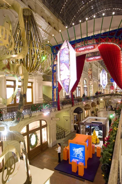 L'interno della gomma, decorato per la sera di festa, vista dall'alto, MOSCA, RUSSIA — Foto Stock