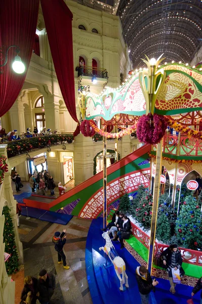 O interior da GUM, decorado para a noite de férias, MOSCOW, RUSSIA — Fotografia de Stock