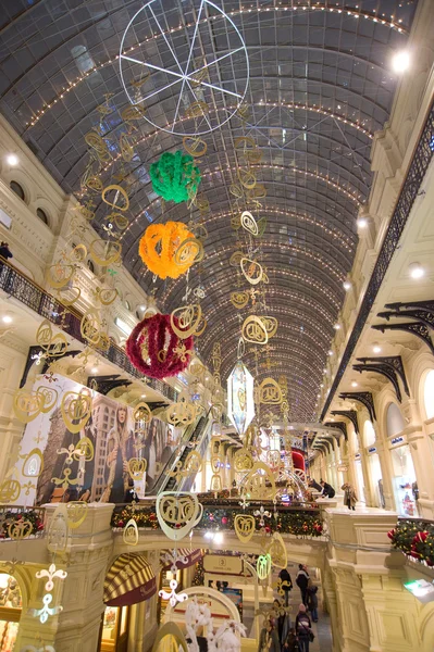 Interior de vacaciones de Navidad en la GUM, Moscú, noche, MOSCÚ, RUSIA — Foto de Stock