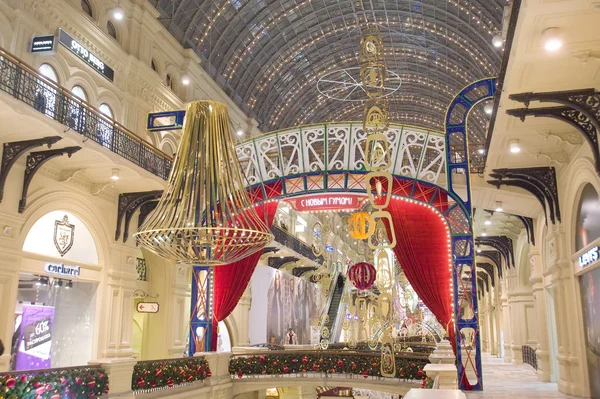 Interior de férias de Natal na GUM, noite, Moscou, MOSCOW, RÚSSIA — Fotografia de Stock