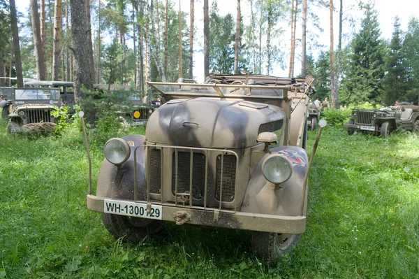 Alemán coche retro Steyr 1500A 02 kfz.69, el tercer encuentro internacional de "Motores de guerra" cerca de la ciudad de Chernogolovka, Moscú región, vista frontal —  Fotos de Stock