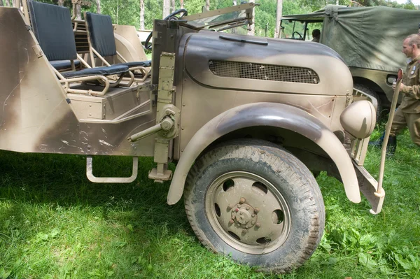 Німецький ретро автомобілів Steyr 1500a 02 kfz.69, 3-й Міжнародна зустріч "Motors війни" поблизу міста Чорноголовка, Московська область, фрагмент — стокове фото