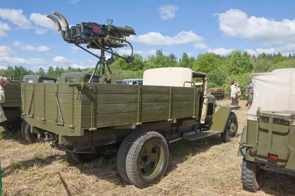 Soviet retro truck GAZ-MM anti-aircraft installation at the 3rd international meeting of "Motors of war" near the city Chernogolovka, rear view — Stock Photo, Image