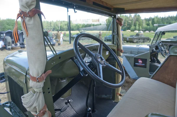 Camion retrò sovietico GAZ-MM al 3o incontro internazionale di "Motori di guerra" vicino alla città Chernogolovka, interno di cabina — Foto Stock
