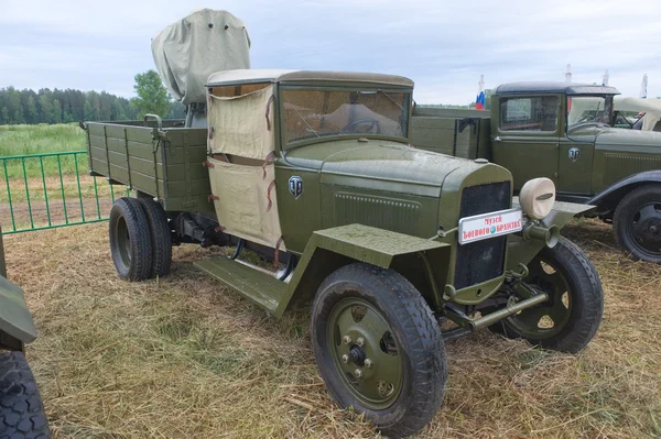 Sovjetiska retro lastbil Gaz-Mm luftvärns installationen vid den 3: e internationella mötet "Motorer av kriger" nära staden Chernogolovka, framifrån — Stockfoto