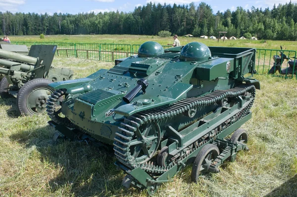 Tracteur blindé léger français Renault UE sur le camion de transport, vue latérale, 3e rencontre internationale "Moteurs de guerre" près de la ville de Tchernogolovka, région de Moscou — Photo