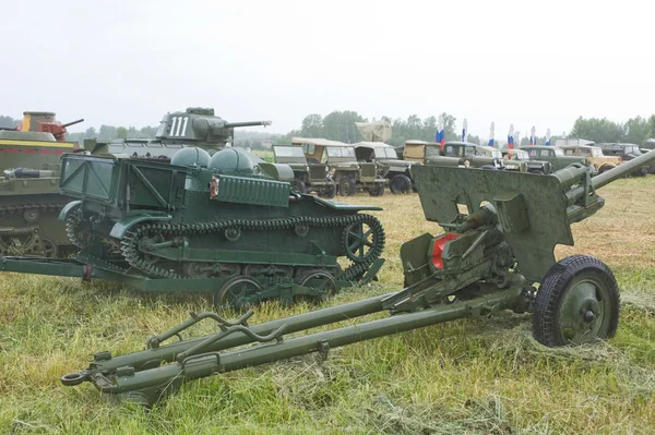 Francia könnyű páncélozott vontató Renault Ue és a szovjet fegyvert Zis-3, a harmadik nemzetközi értekezlet "motorok háború" közelében, a város Chernogolovka, Moscow region — Stock Fotó