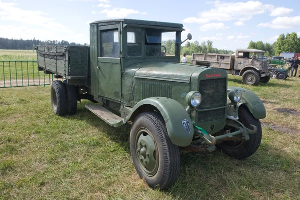 El viejo camión soviético Uralzis en el 3er encuentro internacional de "Motores de guerra" cerca de la ciudad Chernogolovka, región de Moscú —  Fotos de Stock