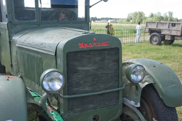 Radzieckich ciężarówek stary Uralzis na 3 spotkaniu międzynarodowej "Silników wojny" w pobliżu miasta Chernogolovka, Moscow region, blisko do przodu — Zdjęcie stockowe