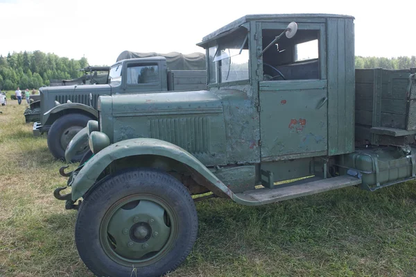 Chernogolovka, Moscow region, töredéke a szovjet régi teherautó Uralzis, a 3. nemzetközi találkozó "Motorok háború", a város közelében — Stock Fotó