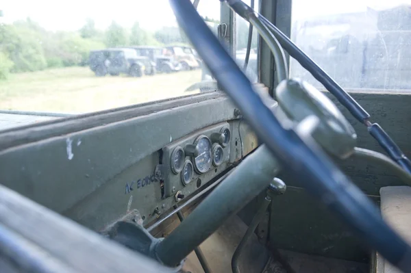 Viejo camión soviético Uralzis en el 3er encuentro internacional de "Motores de guerra" cerca de la ciudad Chernogolovka, región de Moscú, cabina — Foto de Stock