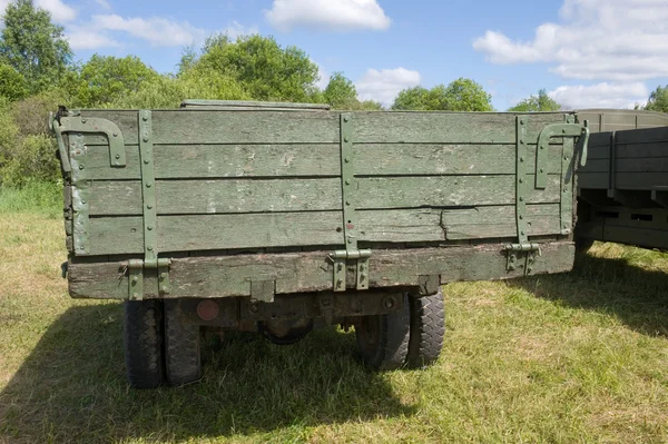 Sovjetiska gamla lastbil Uralzis på 3: e internationella mötet av ”motorer av kriger” nära staden Chernogolovka, Moscow region, bakifrån — Stockfoto