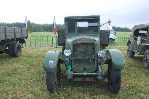 Sovětské retro náklaďák Uralzis na třetí mezinárodní setkání "Motorů války" poblíž města Chernogolovka, Moskevská oblast, pohled zepředu — Stock fotografie