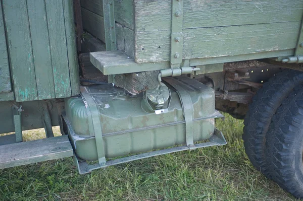 Viejo camión soviético Uralzis en la 3ª reunión internacional de "Motores de guerra" cerca de la ciudad de Chernogolovka, región de Moscú, fragmento, cabina y tanque de combustible —  Fotos de Stock