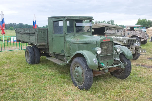 Sovjet-Unie oude vrachtwagen Uralzis op de 3de internationale bijeenkomst van "Motoren van oorlog" in de buurt van de stad Chernogolovka — Stockfoto