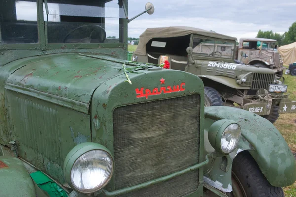 Sovyet eski kamyon Uralzis "Savaş motorlar", 3 Uluslararası Toplantı yakın ön — Stok fotoğraf