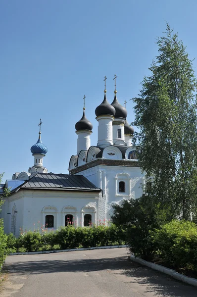 Biserica mijlocirii fecioarei în Bratceva într-o zi însorită, Moscova, Rusia — Fotografie, imagine de stoc