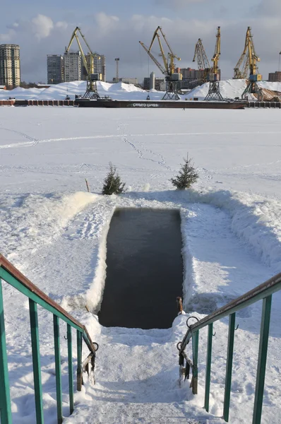 O buraco no reservatório de Khimki no inverno, Moscou, Rússia — Fotografia de Stock
