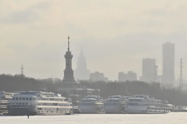 Moskova, Rusya, Kuzey Nehri istasyonda modern binaların arka plan — Stok fotoğraf