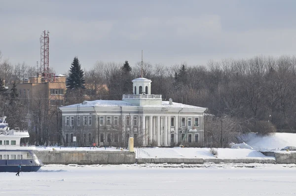 Bâtiment avec colonnes sur les rives du réservoir Khimki, Moscou, Russie — Photo