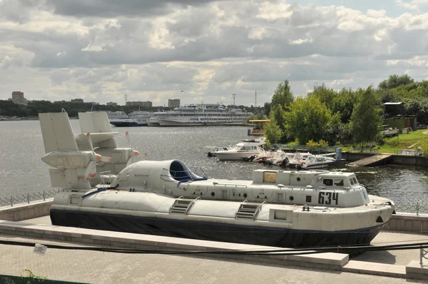 Amphibious assault hovercraft Scat on the Khimki reservoir, Moscow — Stock Photo, Image