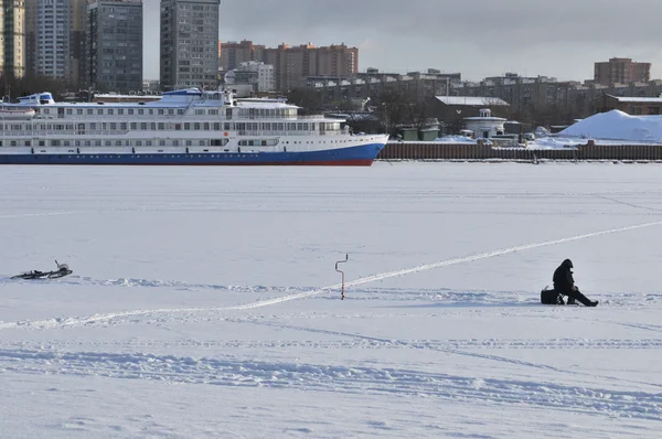 Winter visserij op het Chimki reservoir — Stockfoto
