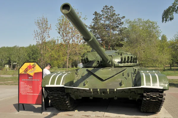 Sovjetiska huvudsakliga stridsvagn T-72 i Victory Park, Chelyabinsk — Stockfoto