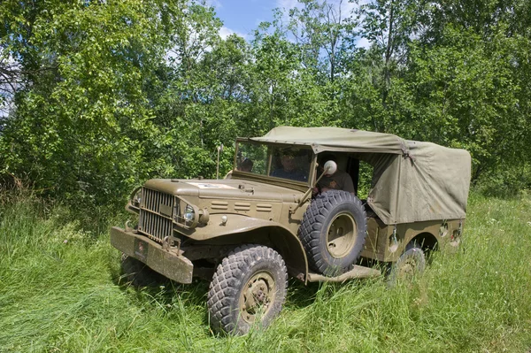 Coche retro Dodge WC-51 en la 3ª reunión internacional de "Motores de guerra" cerca de la ciudad de Chernogolovka, vista frontal —  Fotos de Stock