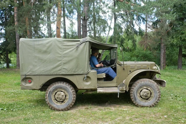 Американский ретро-автомобиль Dodge WC-51 на 3-й международной встрече "Двигателей войны" возле города Черноголовка — стоковое фото