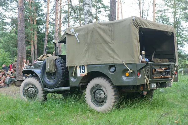 Amerikkalainen retro-auto Dodge WC-51 "Sodan moottoreiden" kolmannessa kansainvälisessä kokouksessa lähellä kaupunkia Tsernogolovka, Moskova — kuvapankkivalokuva