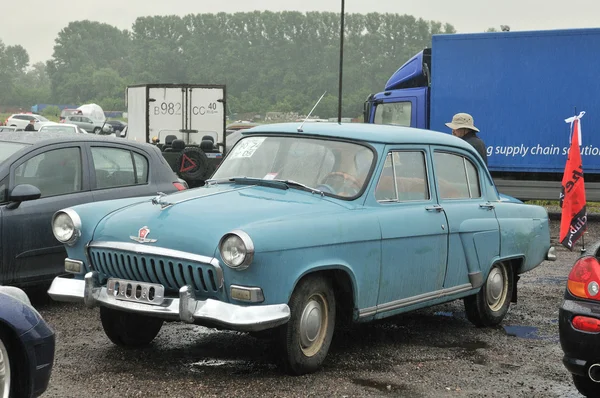 Coche soviético GAZ-21 "Volga" segunda serie, la exposición Autoexótica, Moscú, Tushino. La vista frontal, aeródromo de Tushino — Foto de Stock