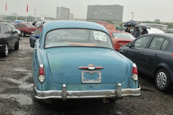 Voiture soviétique GAZ-21 "Volga" deuxième série, l'exposition Autoexotiques, Moscou, Toscane. Vue arrière — Photo