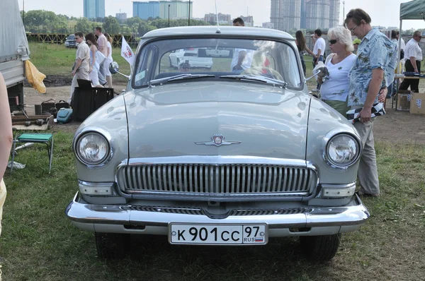 Coche soviético GAZ-21 "Volga" en la tercera serie, la exposición Autoexótica, Moscú, Tushino. La vista frontal . —  Fotos de Stock