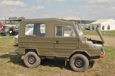 Autoexotics, Moskova, Tushino, yan görünüm sergisinde Sovyet retro araba Luaz-969 