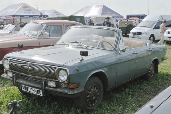 Sovjetiska retro cabriolet bil Gaz-24 "Volga" utställning Autoexotics, Moskva, inblandad, framifrån — Stockfoto