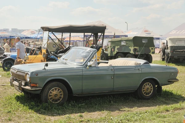 Výstava "Volha" sovětské retro kabrioletem Gaz-24 Autoexotics, Moskva, Tushino, boční pohled — Stock fotografie