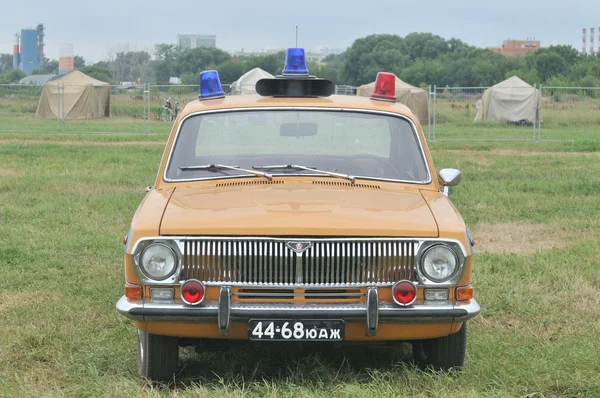 Wystawa "Wołga" retro samochód Gaz-24 sowieckiej milicji Autoexotics-2011, Moskwa, Tuszyno, widok z przodu — Zdjęcie stockowe