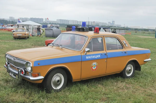 Soviet militia retro car GAZ-24 "Volga" exhibition Autoexotics-2011, Moscow, Tushino, side view — Stock Photo, Image