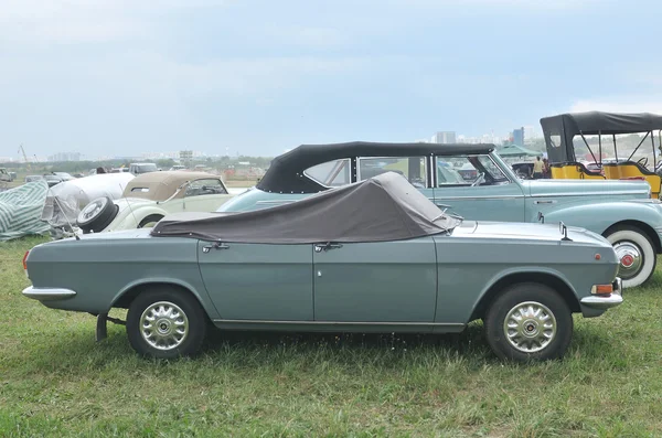 Wystawa "Wołga" radzieckich retro Cabrio Samochód Gaz-24 Autoexotics, Moskwa, Tuszyno, widok z boku — Zdjęcie stockowe