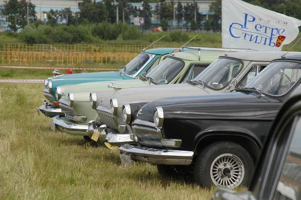 Počet sovětských automobilů Gaz-21 "Volha" výstavu autoexotics, Moskva, Tushino — Stock fotografie