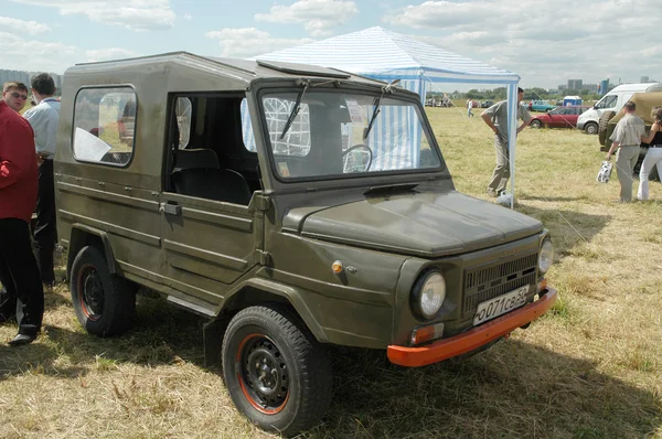 Retro auto sovětské Luaz 969 "Volyni" (pevná střecha) na výstavě Autoexotics, Moskva, Tushino — Stock fotografie