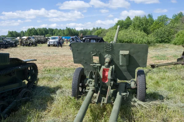 Arma soviética ZIS-3 no Jamboree "Motores de guerra" perto da cidade Chernogolovka, região de Moscou, visão traseira — Fotografia de Stock