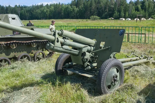 Sovjetiska gun Zis-3 på Jamboreen ”motorer av kriger” nära staden Chernogolovka, Moscow region — Stockfoto