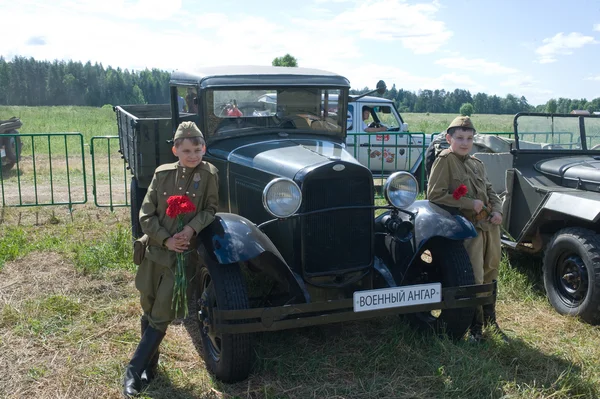 Τα παιδιά γύρω από το παλιό φορτηγό του στρατού Gaz-Aa, 3η Διεθνής συνάντηση «Μηχανές του πολέμου» κοντά στην πόλη Chernogolovka, Περιφέρεια Μόσχας — Φωτογραφία Αρχείου